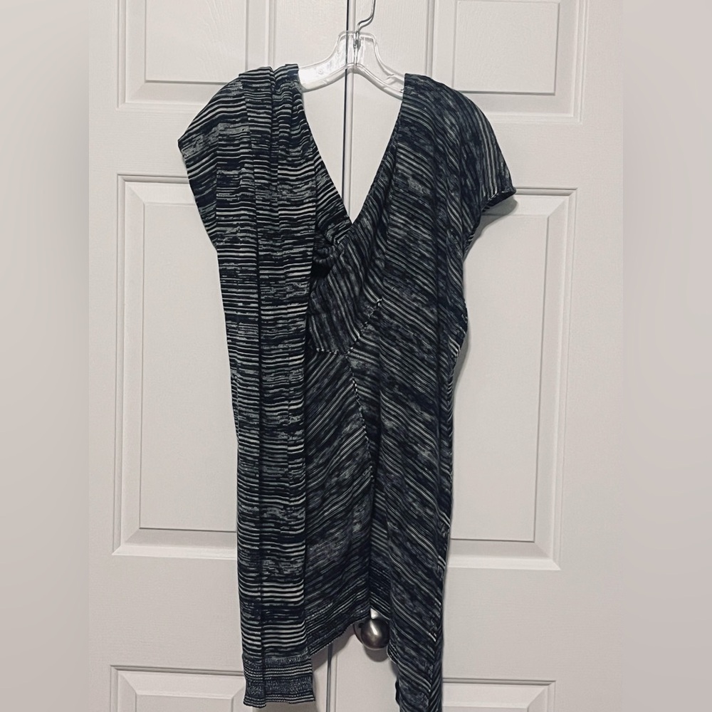 Elie Tahari Navy and White Textured Knit Wrap Size Small